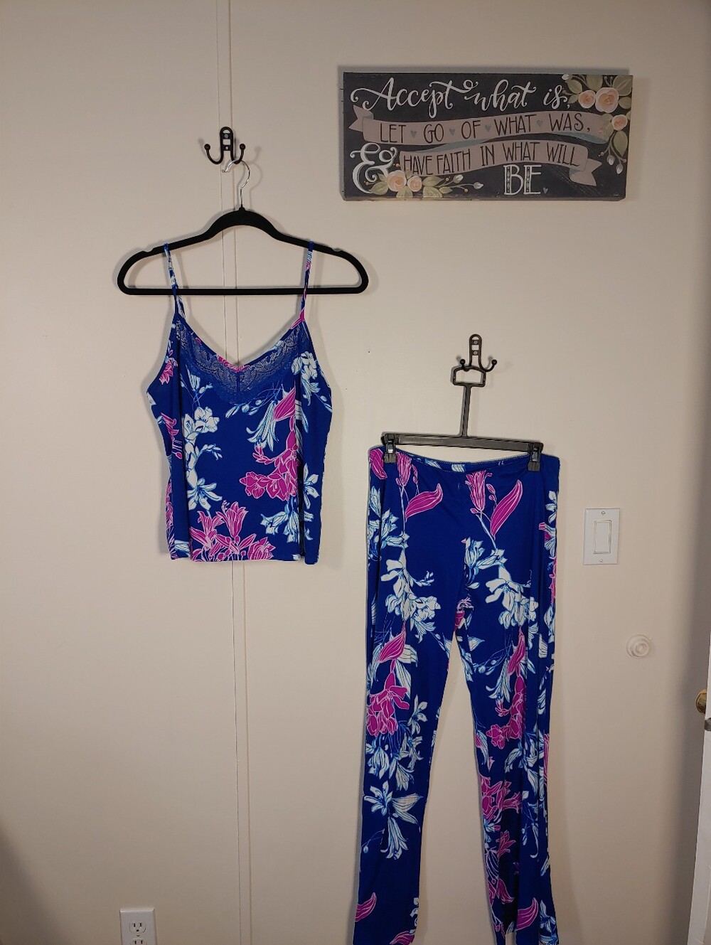 NWOT In Bloom Medium Gorgeous blue Floral Beautiful Pajama set
